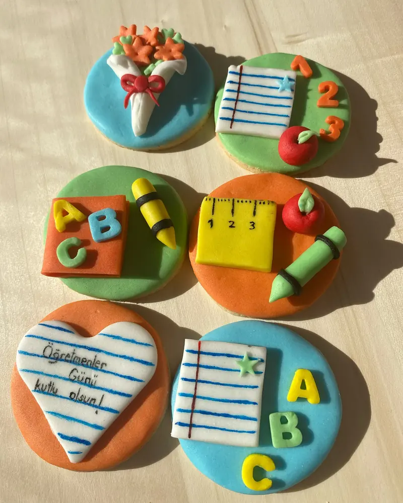 Öğretmenler gününde öğretmenlerimize küçük sürprizler yapalım Öğretmenler günü kurabiyeleri siparişlerinizi bekliyorum – Kişiye Özel Kurabiye, Umay Patisserie İzmir
