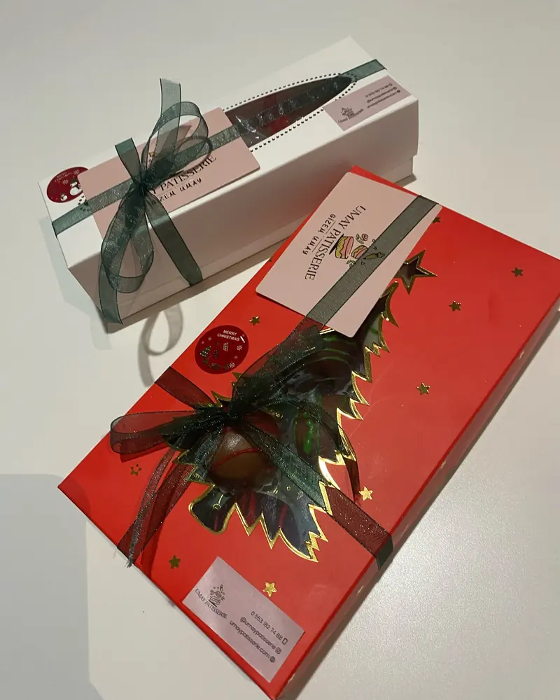 Yılbaşı çekilişimizin kazananı Nuray hanıma hediyelerini teslim ettik Musmutlu bir yıl diliyoruz 2025 şansıyla gelsin – Lezzet Topu Kutusu, Umay Patisserie İzmir