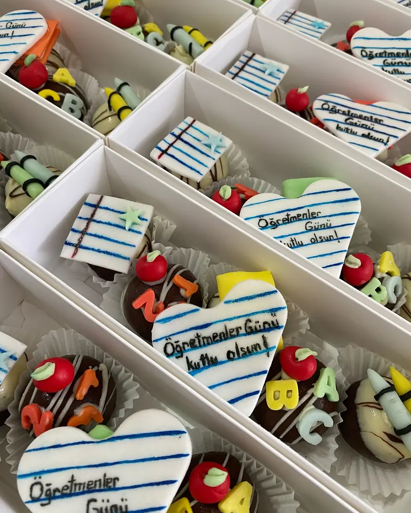 Öğretmenler günü siparişlerimin birini daha teslim ettim – Lezzet Topu Kutusu, Umay Patisserie İzmir