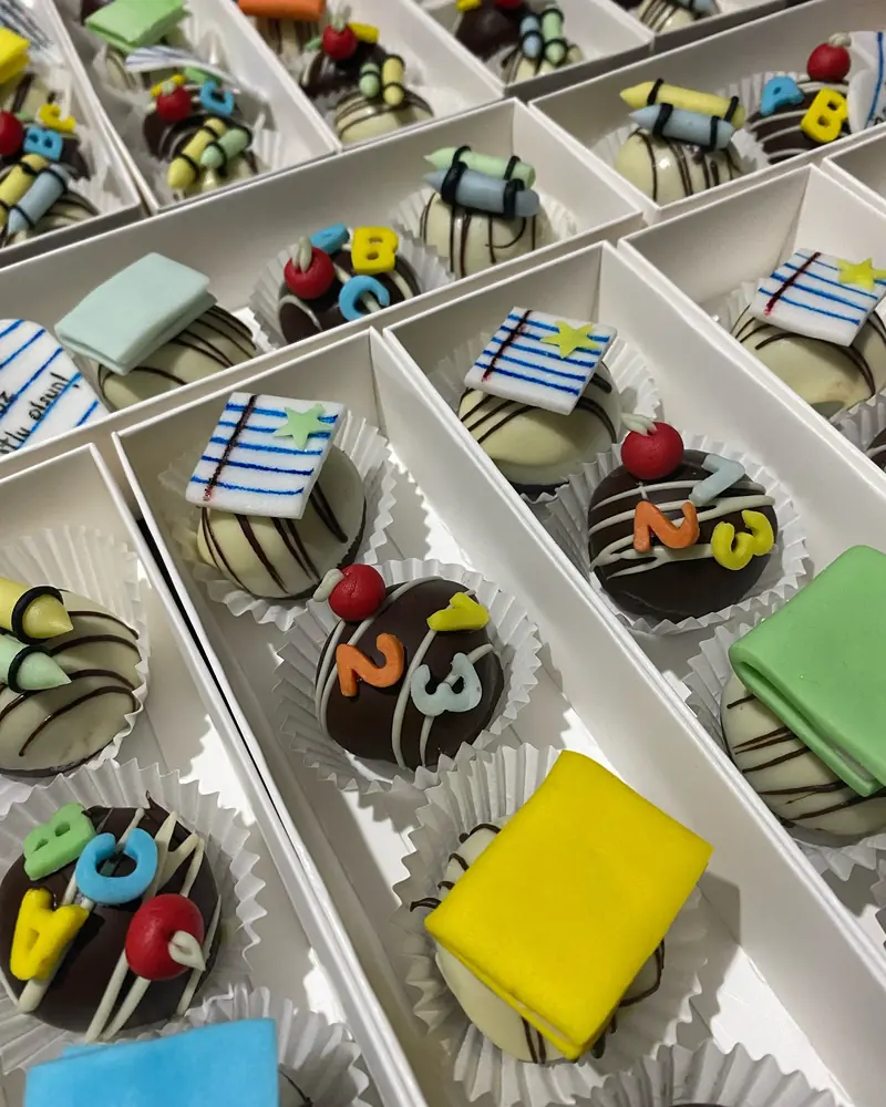 Öğretmenler günü siparişlerimin birini daha teslim ettim Gülçin hanıma güveni için teşekkür ediyorum – Lezzet Topu Kutusu, Umay Patisserie İzmir