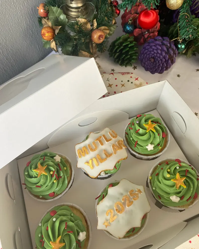 Yılbaşı cupcakeleri – Tasarım Cupcake Kutusu, Umay Patisserie İzmir
